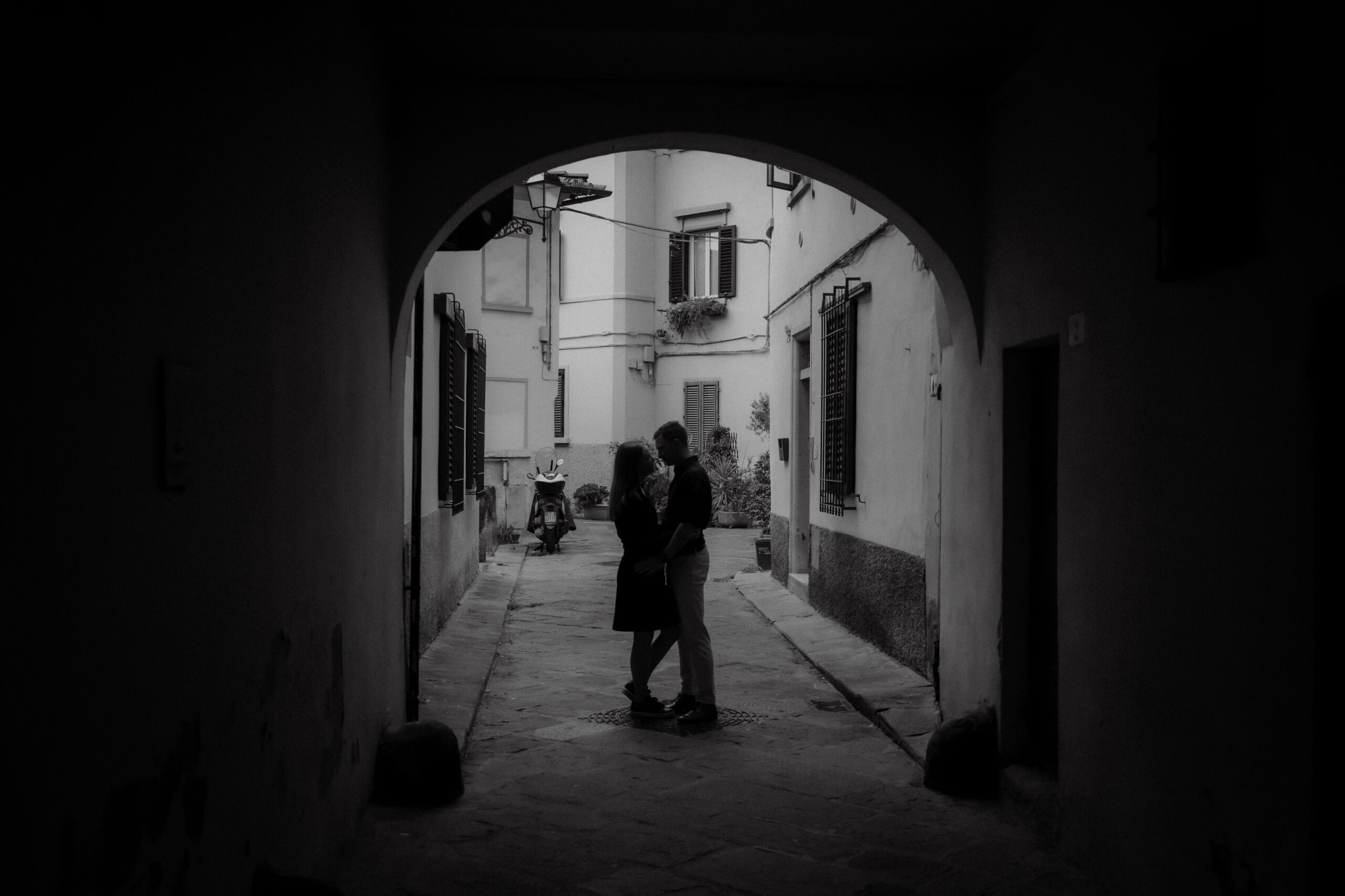Session photo de couple à Florence en Italie, image en noir et blanc
