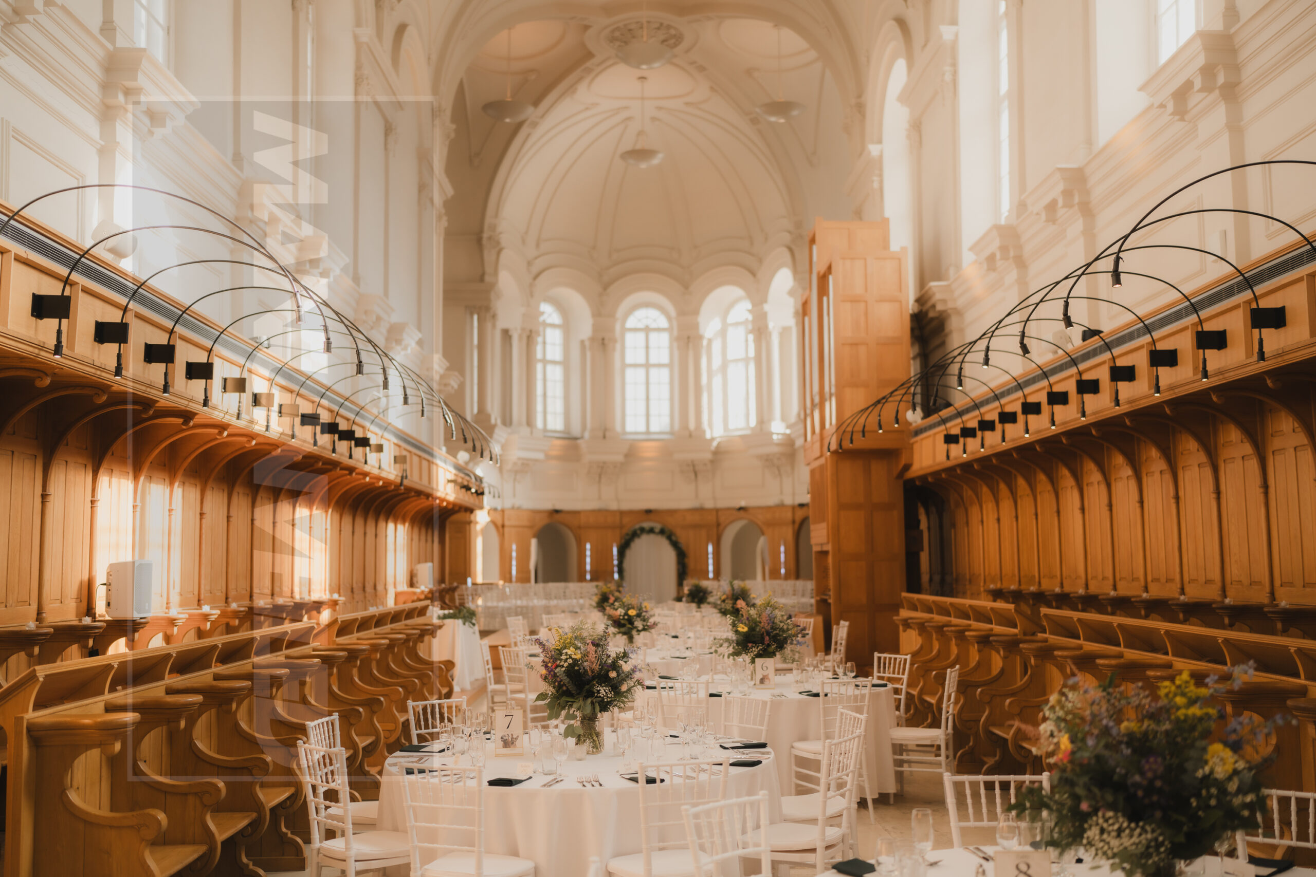 L'Abbaye d'Oka, nichée au cœur de la nature et entourée de paysages pittoresques, est un lieu de mariage exceptionnel au Québec. Ce site historique combine charme religieux et beauté naturelle, offrant une toile de fond parfaite pour une cérémonie élégante et mémorable.