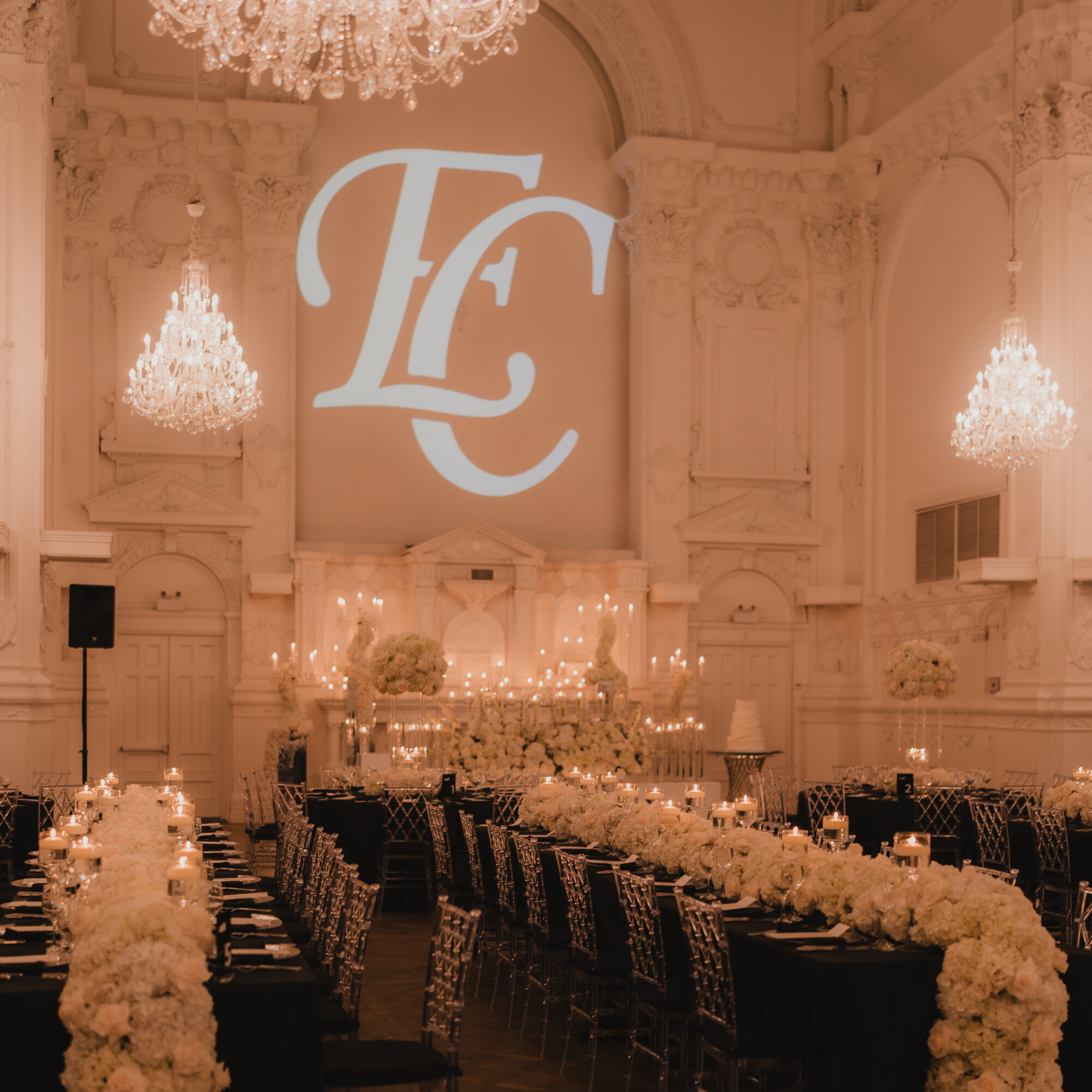 La Maison Principale de Montréal est un lieu de mariage prestigieux qui allie élégance classique et sophistication contemporaine. Située au cœur de la ville, cette propriété historique offre un cadre raffiné pour une célébration inoubliable.